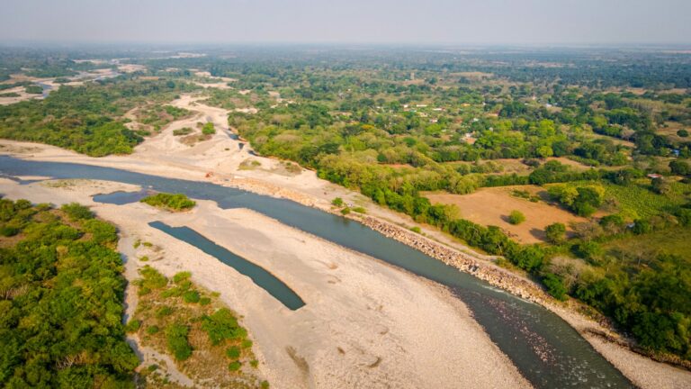 Dique de 600 metros en el río Cravo Sur