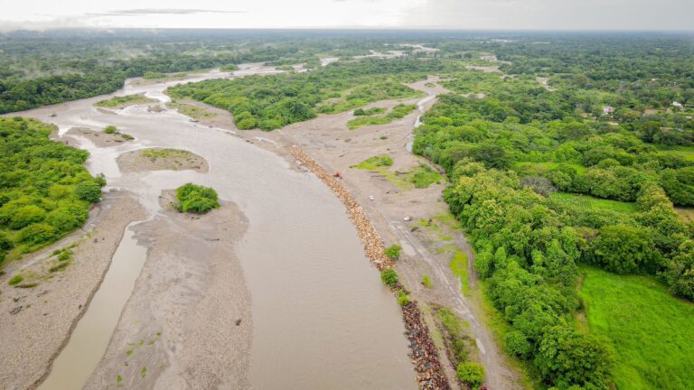 Dique de más de medio kilómetro en el río Cravo Sur