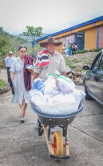 Entrega de paquetes nutricionales para personas mayores (3)