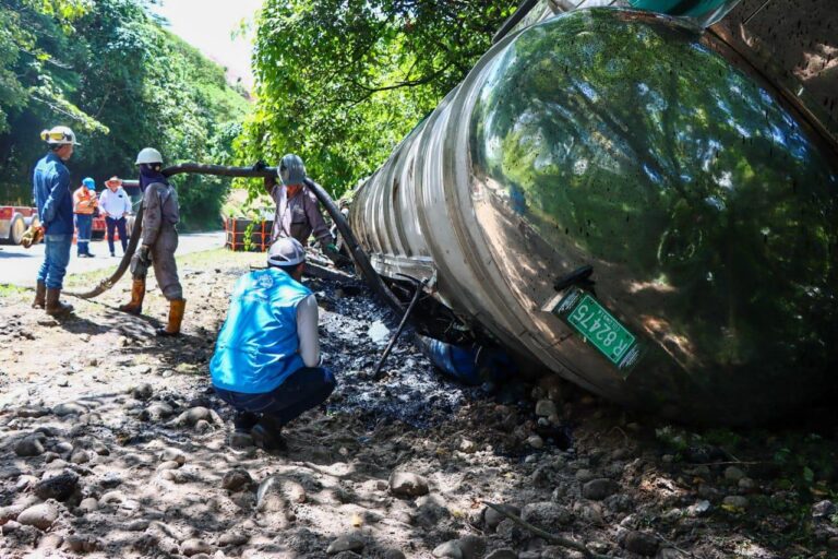 Corporinoquia visita lugar de emergencia ambiental por derrame de crudo en Monterrey1