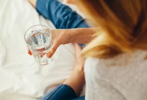 beber agua y otros líquidos saludables.jpg