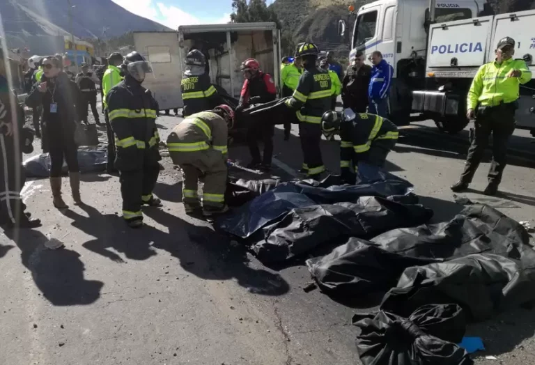 ecuador_cuerpos_bus_accidentado_afp.jpg