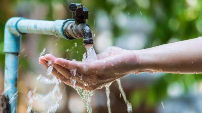 grifo-abierto-de-agua-potable