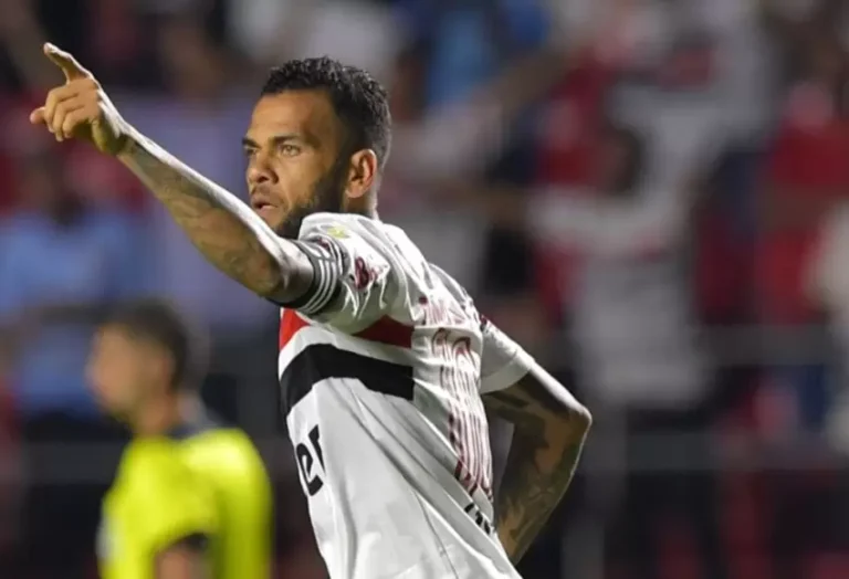 dani_alves-_sao_paulo_1_0.jpg