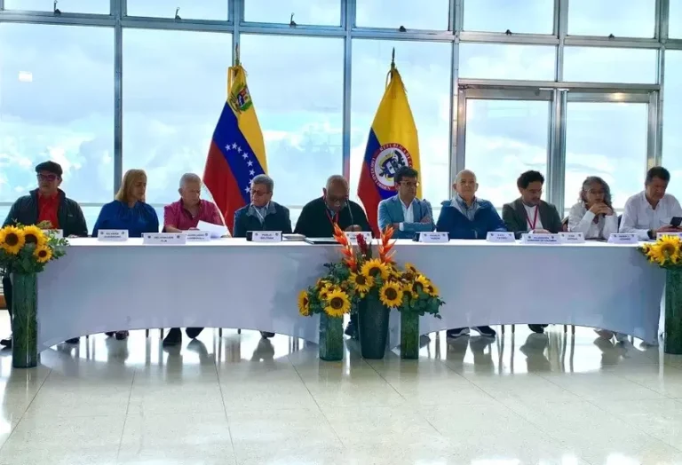 eln-delegacion-colombia-dialogo-de-paz-960x640_5.jpg