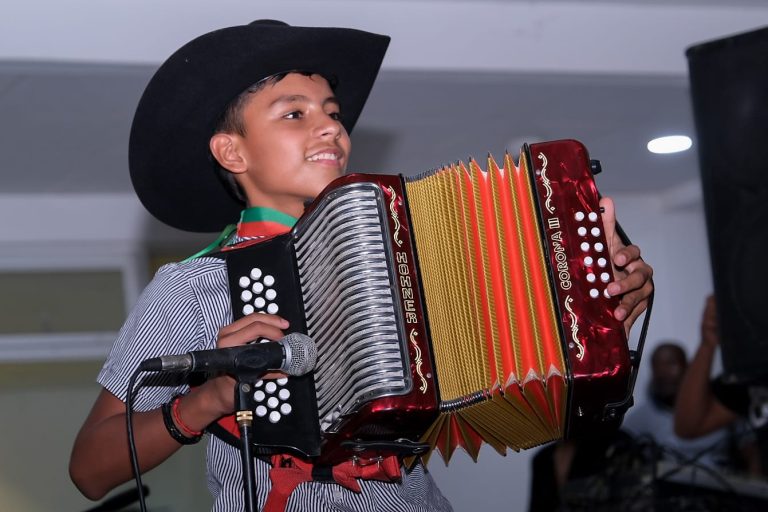 Jhon Emiliano Olmos Prieto, un niño maniceño que brilló en La Leyenda Vallenata (2)