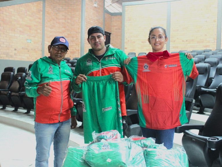 Se llevó a cabo la entrega de uniformes para la fase nacional de los Juegos Intercolegiados (2)