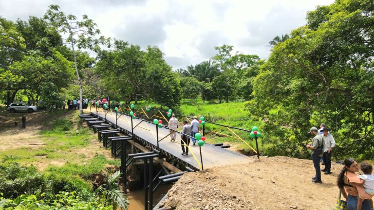 La Gobernación reinauguró puente que comunica tres veredas de Trinidad y Paz de Ariporo (2)