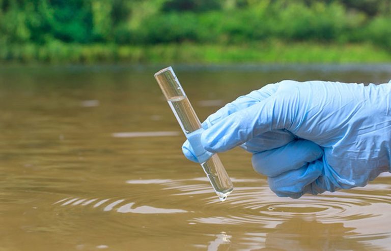 hand_holding_turbid_water