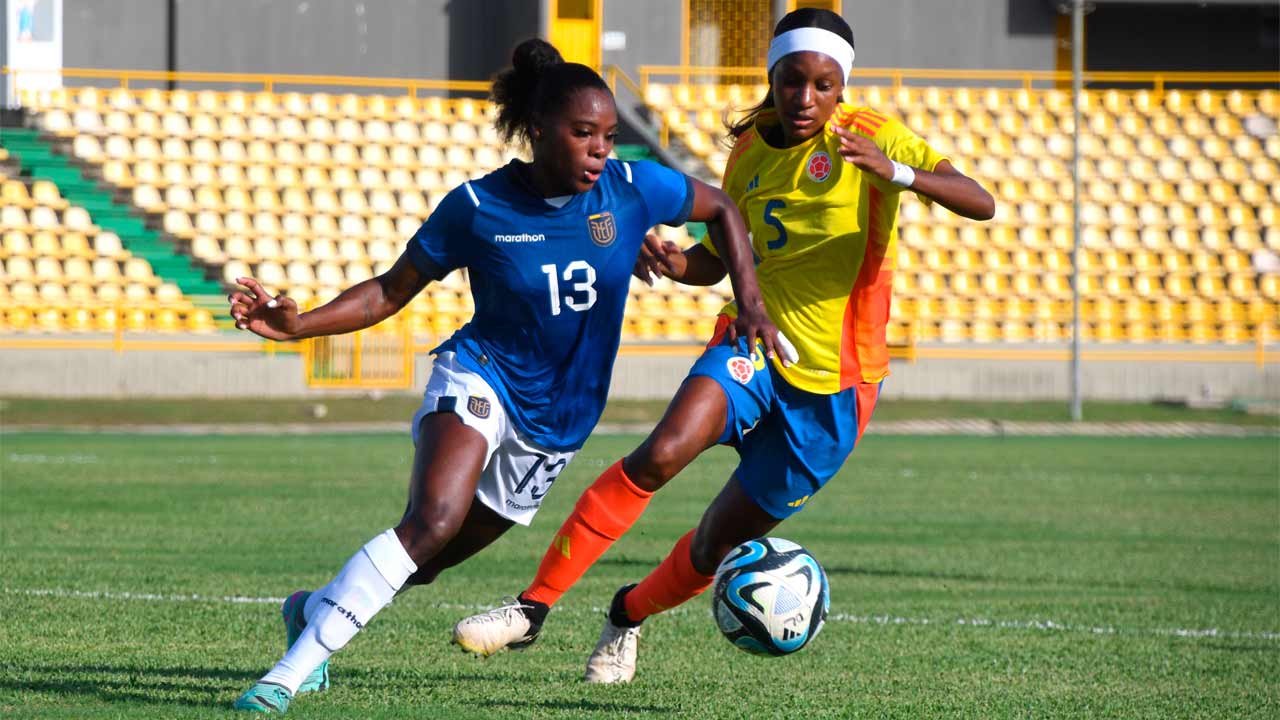 SELECCION-COLOMBIA-FEMENINA-DISPUTA-DE-BALON-CONTRA-ECUADOR